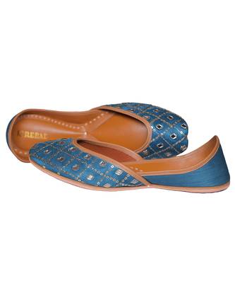 Blue embroidered leather juttis 5