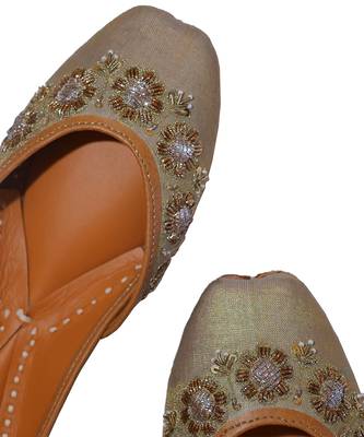 Metallic gold embroidered leather juttis 5