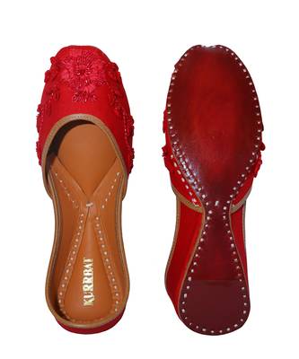 Red embroidered leather juttis 3