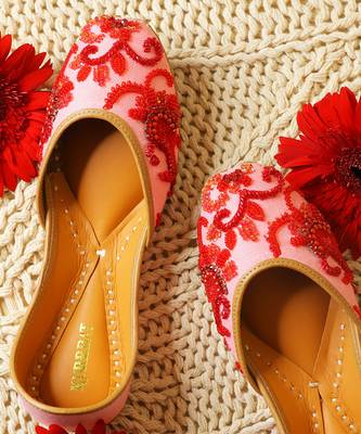 Pink embroidered leather juttis 1