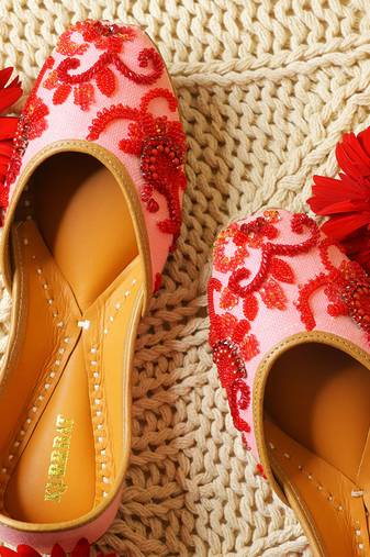 Pink embroidered leather juttis