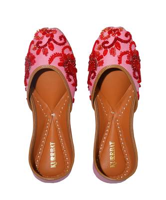 Pink embroidered leather juttis 2