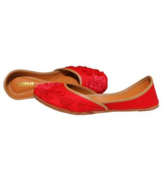 Red embroidered leather juttis 5