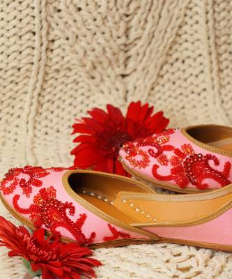 Pink embroidered leather juttis 4