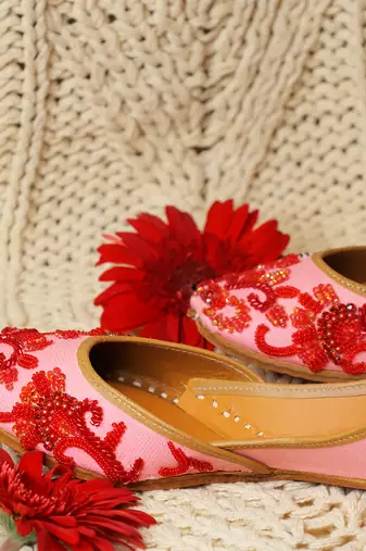 pink embroidered leather juttis with floral embroidery