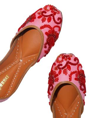 Pink embroidered leather juttis 5
