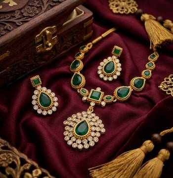 Elegant emerald green & gold-plated handcrafted indian bridal jewelry set - Necklace :: & earrings 2