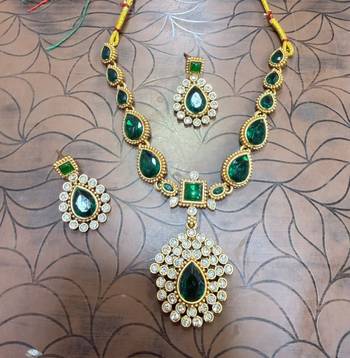 Elegant emerald green & gold-plated handcrafted indian bridal jewelry set - Necklace :: & earrings 4