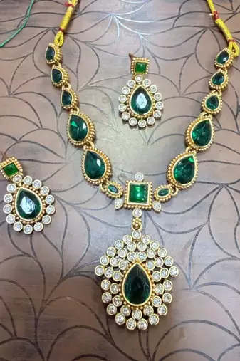 Elegant emerald green & gold-plated handcrafted indian bridal jewelry set - Necklace :: & earrings