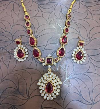 Elegant ruby & gold-plated handcrafted indian bridal jewelry set - Necklace :: & earrings 4