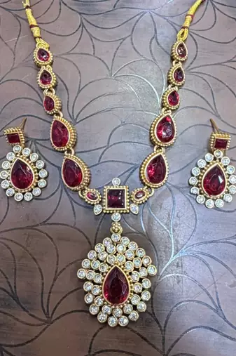 Elegant ruby & gold-plated handcrafted indian bridal jewelry set - Necklace :: & earrings