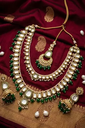 Grand kundan & emerald green bead Necklace :: set with jhumka earrings & maang tikka