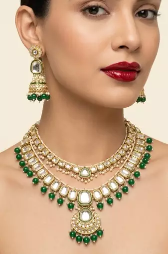 Grand kundan & emerald green bead Necklace :: set with jhumka earrings & maang tikka