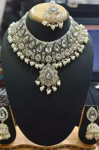 Kundan & pearl gold-plated choker Necklace :: with jhumka earrings and maang tikka for women