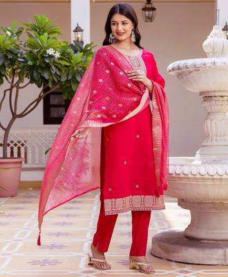 dark pink embroidered kurta set 4