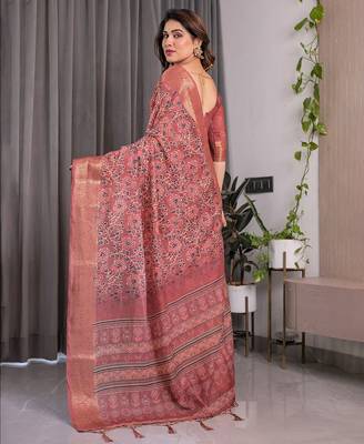 Linen weaved with golden zari linen weaved with golden zari blend handloom saree with floral motif and tassel border 3