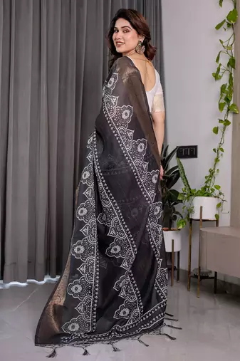 Soft handloom linen weaved with golden zari floral saree with tassels     includes 0.8m blouse