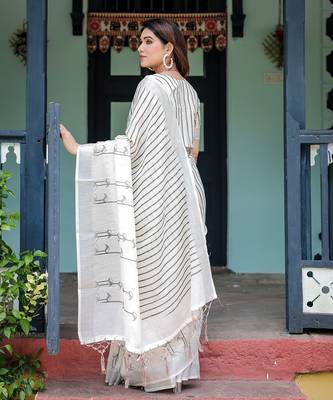 Premium floral print handloom linen saree with pallu tassels     5.5m 3