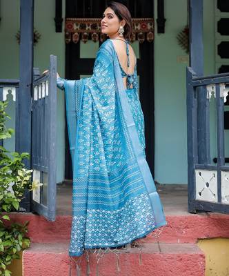 Traditional handloom linen floral saree with matching blouse & tassel detailing 3