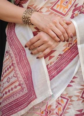 Printed handloom linen saree for women with floral design and tassels 4