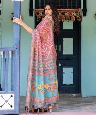 Traditional handloom cotton floral saree with matching blouse & tassel detailing 2