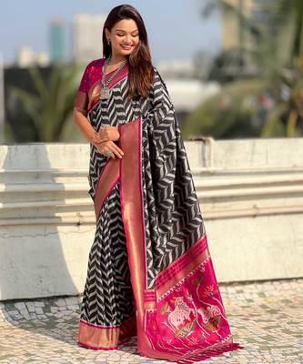 Black contrast woven ikat pattern with zari pallu work silk blend   1