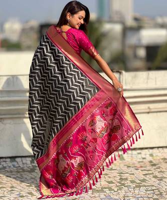 Black contrast woven ikat pattern with zari pallu work silk blend   3