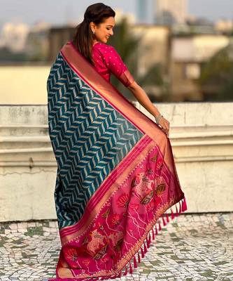 Teal contrast woven ikat pattern with zari pallu work silk blend   3