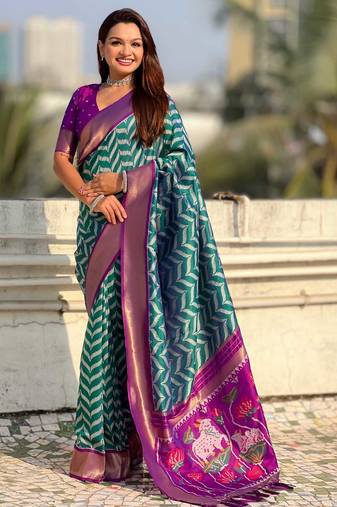 Green contrast woven ikat patgrrn with zari pallu work silk blend  