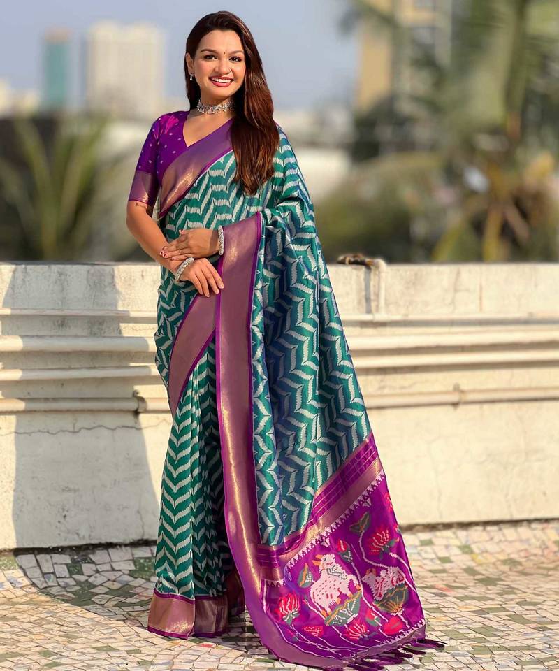 Green contrast woven ikat patgrrn with zari pallu work silk blend  