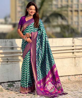 Green contrast woven ikat patgrrn with zari pallu work silk blend   2