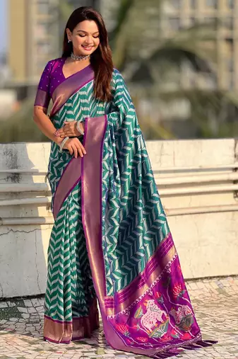 Green contrast woven ikat patgrrn with zari pallu work silk blend  