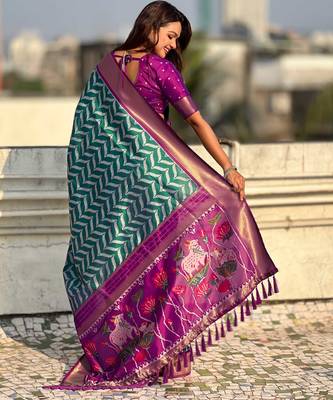 Green contrast woven ikat patgrrn with zari pallu work silk blend   3
