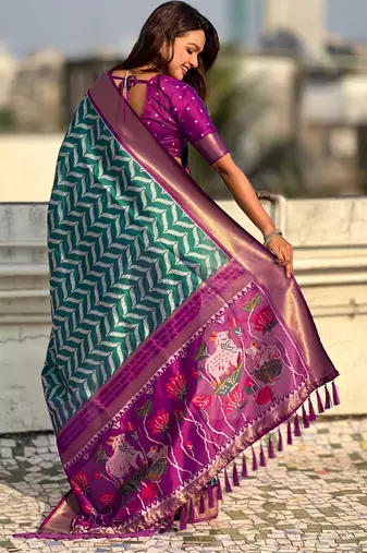 Green contrast woven ikat patgrrn with zari pallu work silk blend  