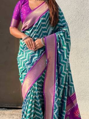 Green contrast woven ikat patgrrn with zari pallu work silk blend   4