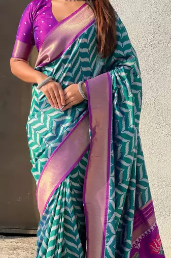 Green contrast woven ikat patgrrn with zari pallu work silk blend  