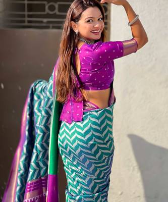 Green contrast woven ikat patgrrn with zari pallu work silk blend   5