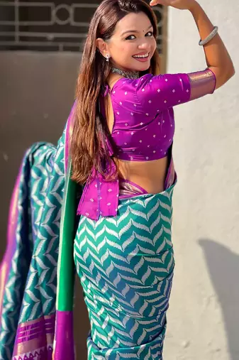 Green contrast woven ikat patgrrn with zari pallu work silk blend  