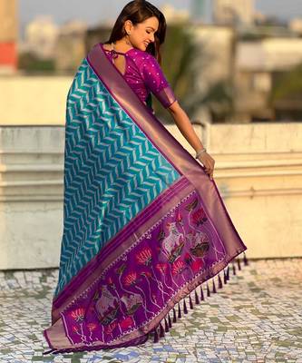 Blue contrast woven ikat patblrn with zari pallu work silk blend   3