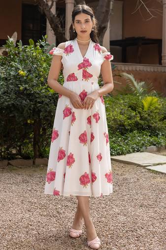 White color smart and ethnic kurti for trendy stylish looks