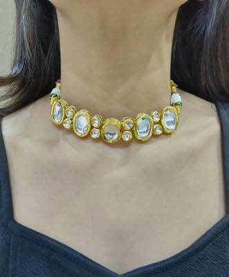 gold kundan choker set with maangtika and matching earrings 2