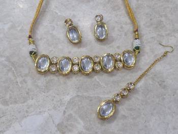 gold kundan choker set with maangtika and matching earrings 3