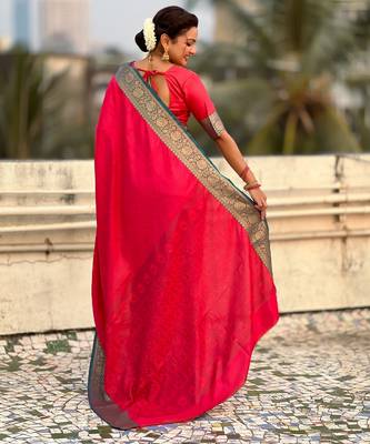 Pink graceful soft silk blend woven saree 2