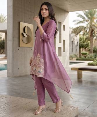 Stylish pink ethnic kurta set with heavy floral embroidery 2