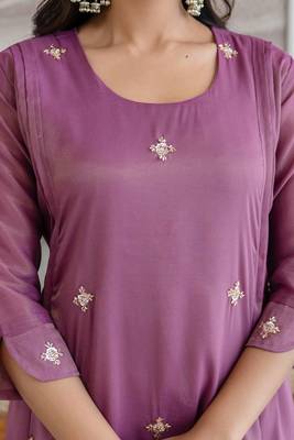 Stylish pink ethnic kurta set with heavy floral embroidery 4