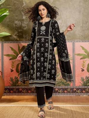 Black printed kurta with trousers & dupatta set 1