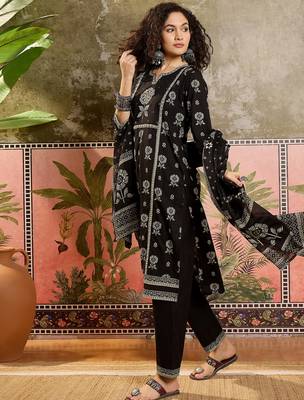 Black printed kurta with trousers & dupatta set 3