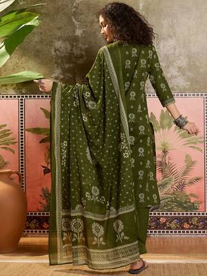 Green printed kurta with trousers & dupatta set 2