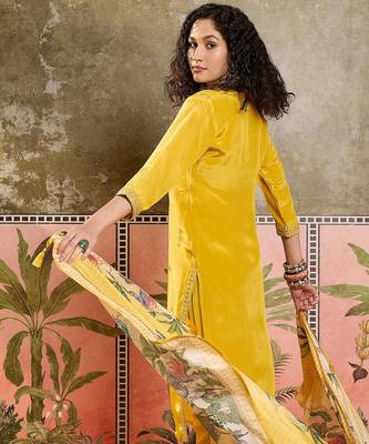 Mustrad plain kurta with trousers & dupatta set 4