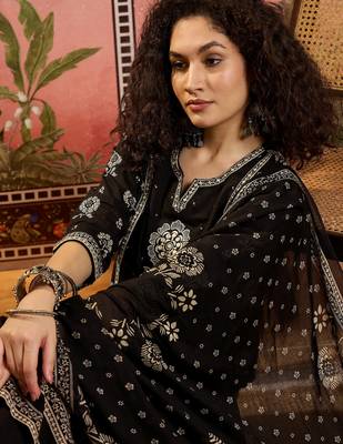 Black printed kurta with trousers & dupatta set 5
